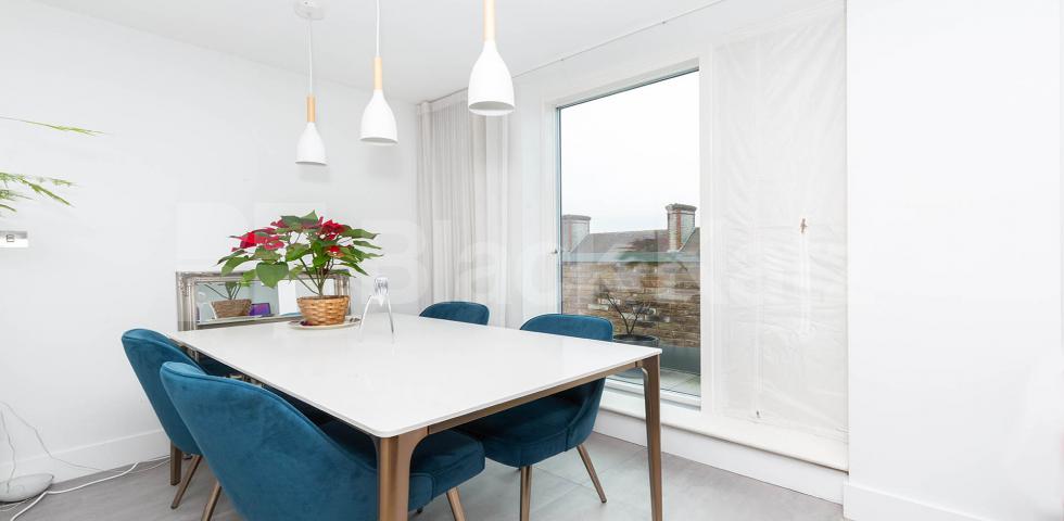 Luxury 2 bed two bath with balcony in a private modern development in Camden.  Cliff Villas, Camden 